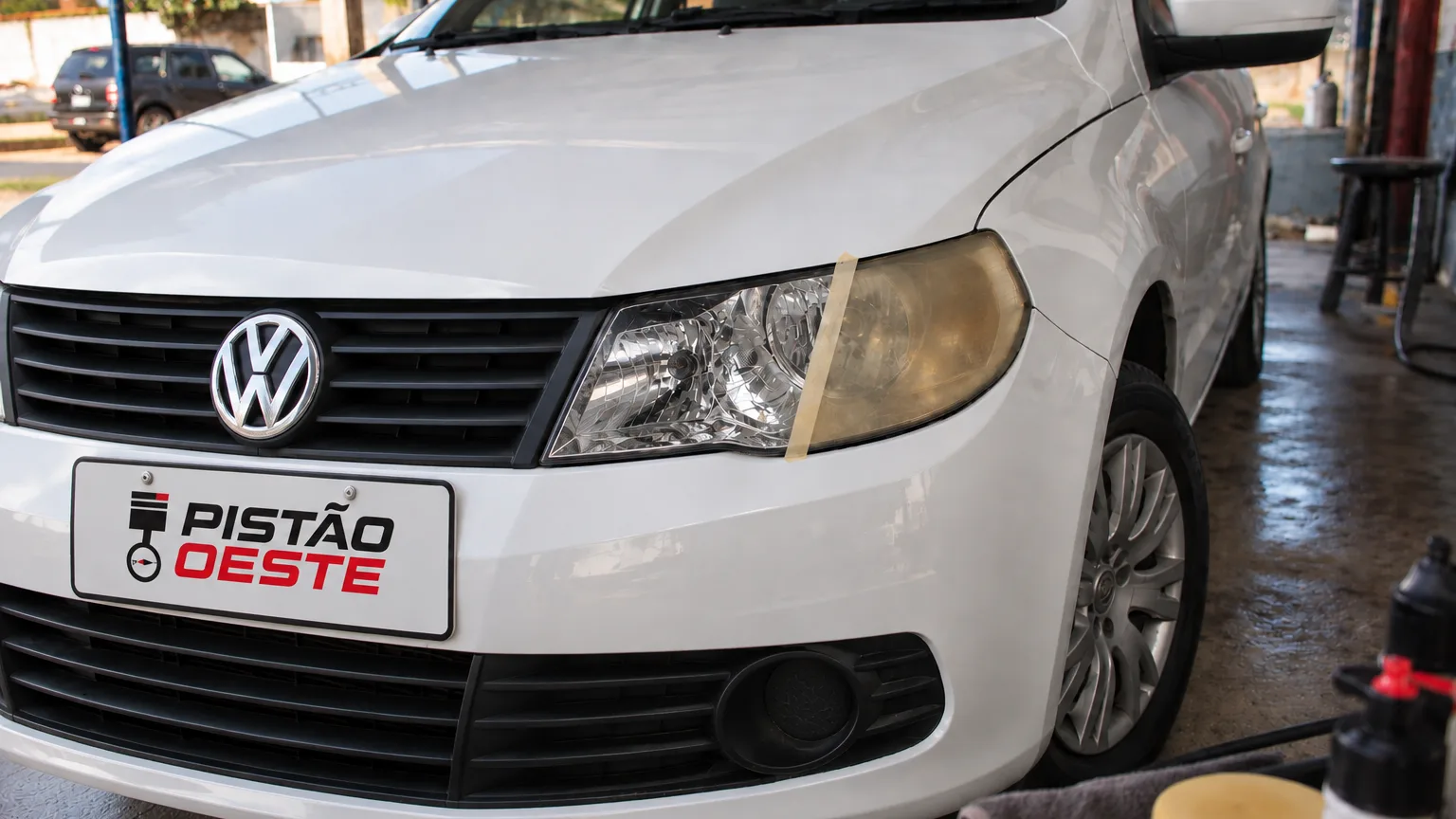 Farol de carro em processo de revitalização em serviço automotivo no Oeste da Bahia